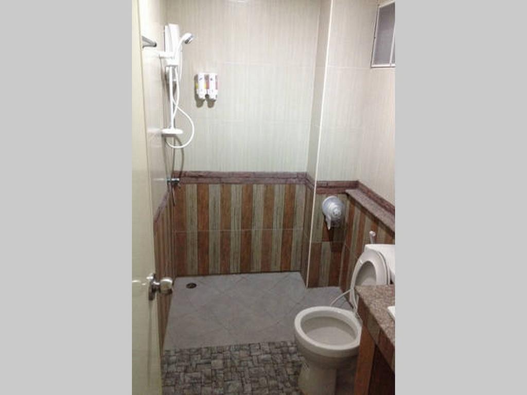 Kanda Guesthouse Si Racha Exteriör bild